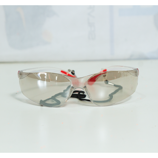 LENTE DE SEGURIDAD PARA INTERIOR/EXTERIOR, CON CORDON INCLUIDO, REF. SH2153 MARCA COSMO – SH2153-I/O