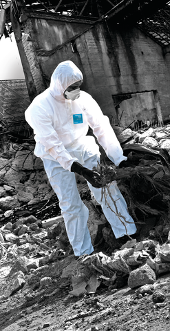 OVEROL DE PROTECCIÓN BLANCO CON CAPUCHA IGNÍFUGO TRANSPIRABLE, SMMS ANTIESTÁTICO QUE GARANTIZA A LOS USUARIOS PROTECCIÓN QUIMICA LIGERA MICROGARD 1500 PLUS FR MODELO 111 SIZE L MARCA ANSELL - Ref.WR17-S-38-111/L - Imagen 2